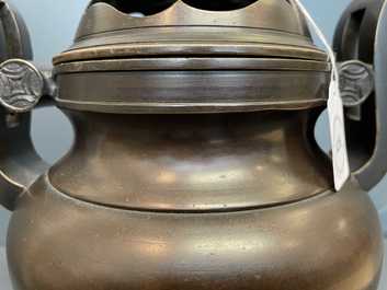 Un br&ucirc;le-parfum tripod couvert en bronze, Chine, marque de Qianlong, 19/20&egrave;me